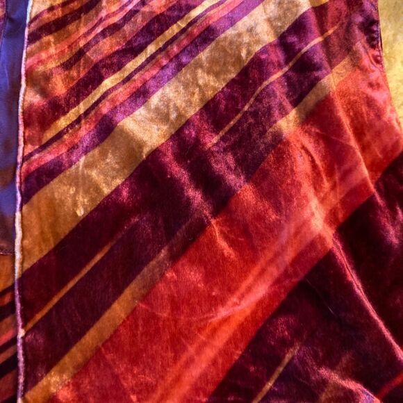 Velveteen Red Patterned Scarf - Picture 4 of 8